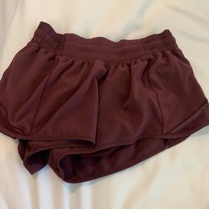 Lulu hotty hot 2.5” shorts (cassis color)